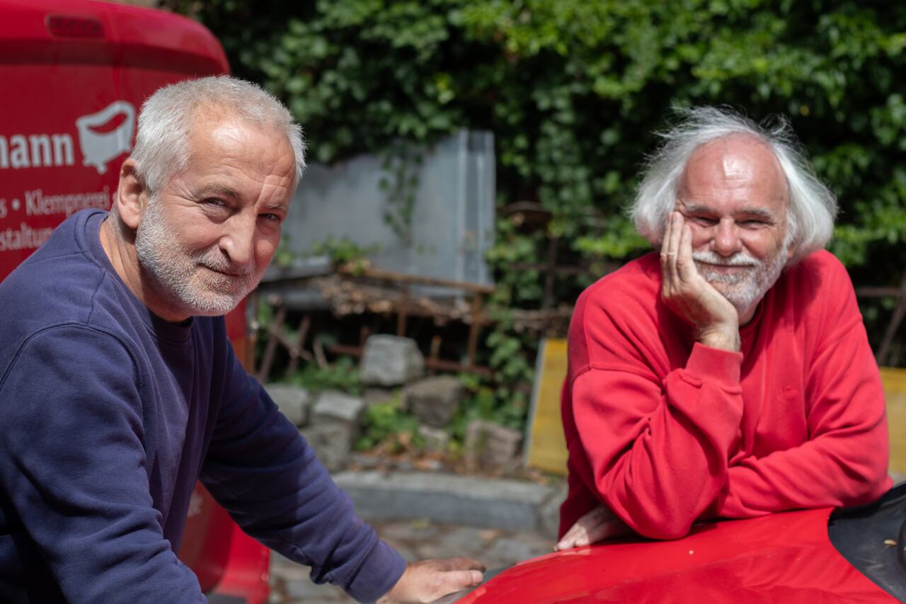 Joachim Woermann mit einem Kollegen am Firmenwagen